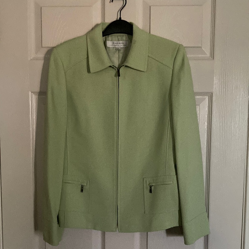 TAHARI Suit Jacket, size 6, lined with front pockets, zippered.